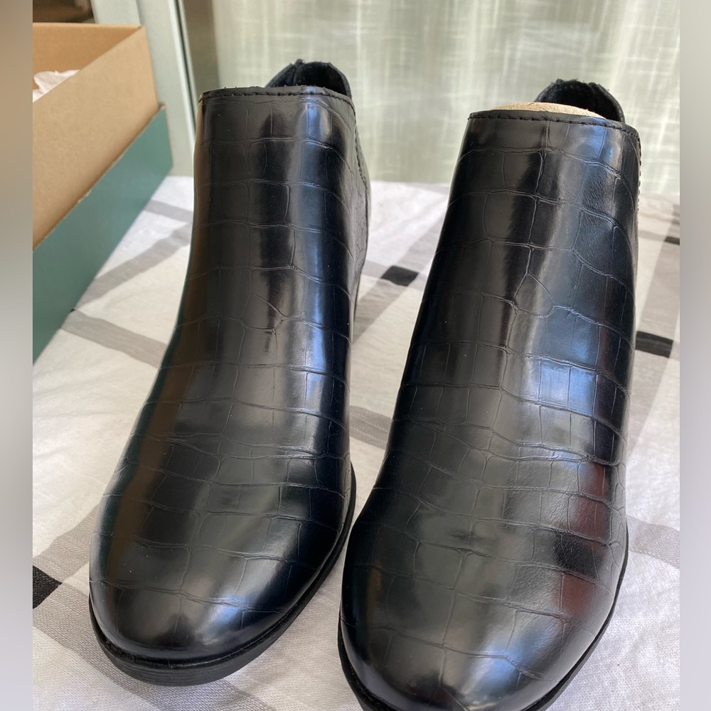 *NIB* b.o.c. Celosia Black Croco Booties, 10M